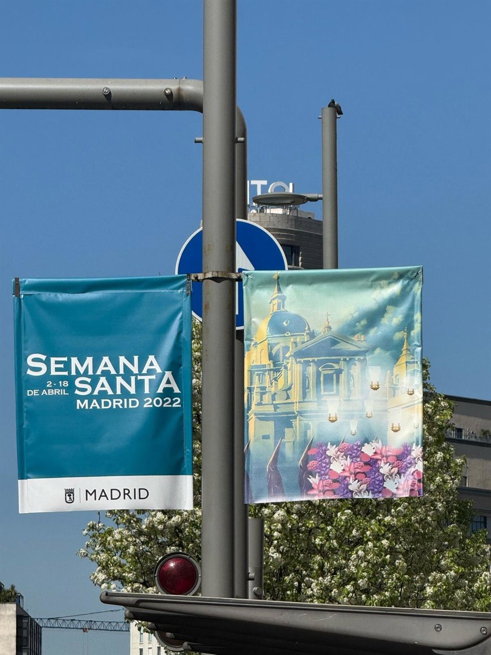 Colocan por error banderolas de la Semana Santa de 2022.