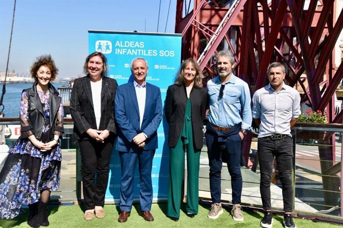 Inauguración en Portugalete de una exposición fotográfica de Aldeas Infantiles SOS en homenaje a los hermanos en acogimiento