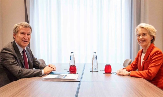 Archivo - El líder del PP, Alberto Núñez Feijóo, se reúne con la presidenta de la Comisión Europea, Ursula von der Leyen, tras participar en la cumbre del PPE en Bruselas.