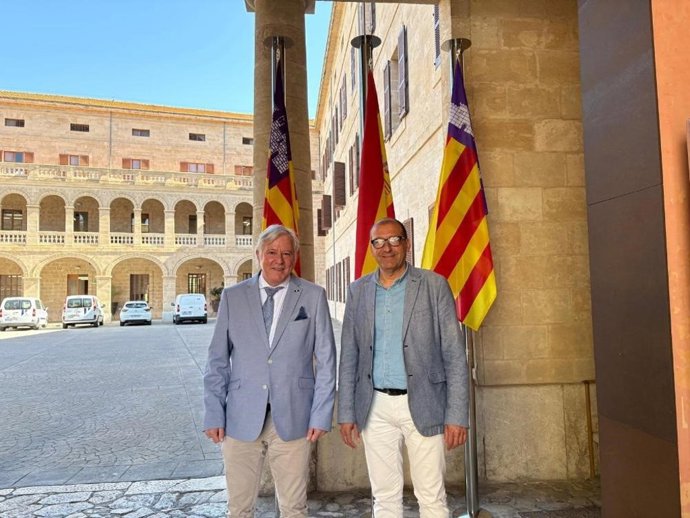 El conseller de turismo del Consell de Mallorca, José Marcial Rodríguez (i), y el director insular de Turismo para la Gobernanza y la Sostenibilidad, Pedro Mas (d).