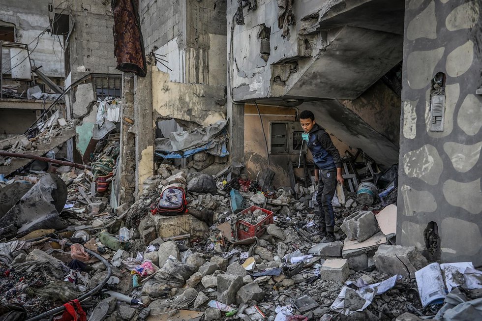 Imagen de archivo de un edificio derrumbado en Jan Yunis tras los ataques del Ejército de Israel.