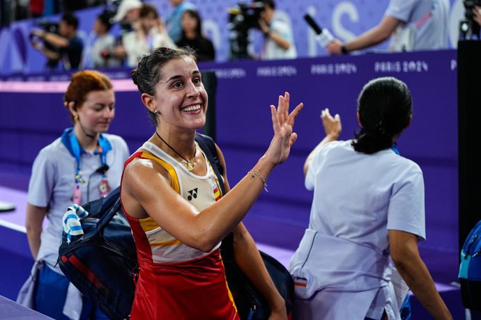 Archivo - Carolina Marin, da Espanha, gesticula contra Aya Ohori, do Japão, durante as quartas de final de simples feminino de badminton na quadra 1 da La Chapelle Arena, durante os Jogos Olímpicos de Paris 2024, em 3 de agosto de 2024, em Paris, França.