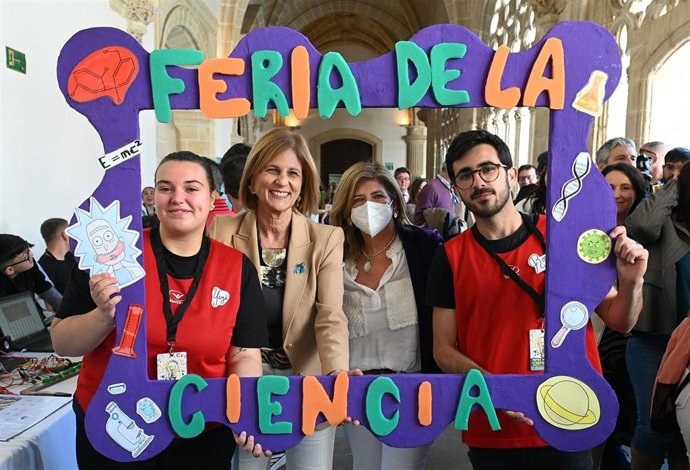La alcaldesa de Jerez, María José García Pelayo, junto a la delegada territorial de Desarrollo Educativo de la Junta de Andalucía en Cádiz, Isabel Paredes, en la apertura de la Feria de la Ciencia en Los Claustros.