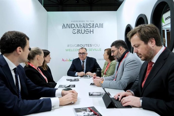 El consejero de Turismo y Andalucía Exterior, Arturo Bernal, se reúne con responsables de American Airlines y Air China para "posicionar la región en mercados lejanos".