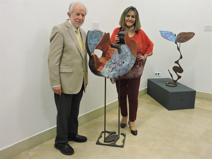 Patricia Larrea junto a una de sus obras