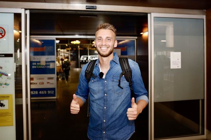 El portero de la UD Las Palmas Jasper Cillessen regresa a Gran Canaria ocho días después de ser operado de una perforación en el intestino.