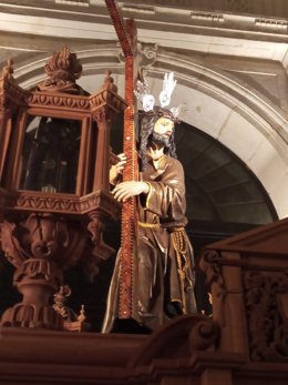 El Nazareno porta un cruz confeccionada con la técnica de taracea, regalo de la ciudad marroquí de Essaouira a la hermandad de la Corona como símbolo del 'espíritu de fraternidad'.