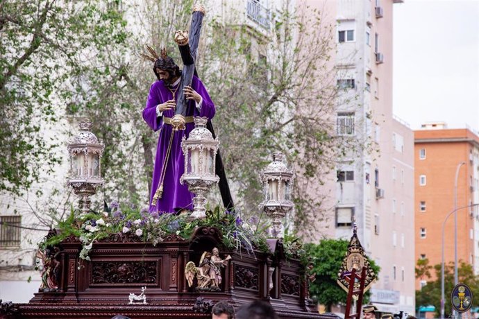 La Hermandad del Divino Perdón procesionando con el que ha sido su paso hasta 2024, este año estrena canasta.