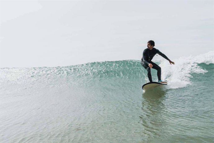 La marca española Fly cierra una ronda de 185.000€ para liderar el surf de aprendizaje en Europa