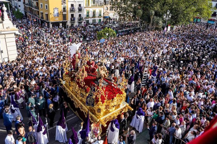 Archivo - Hermandad de la Estrella por el Altanazo, junto a el Puente de Triana en la Semana Santa