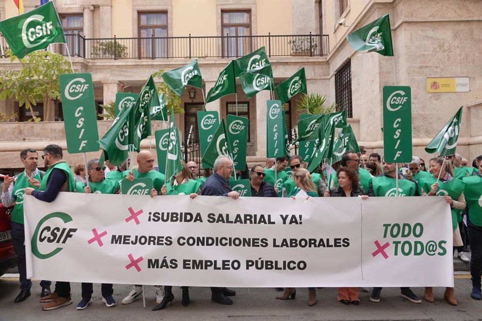 CSIF sale a la calle para pedir una subida salarial y mejoras en las condiciones laborales de los empleados públicos.