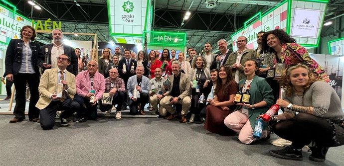 Reyes (c), durante la visita al espacio de la provincia de Jaén en el 38º Salón Gourmets.