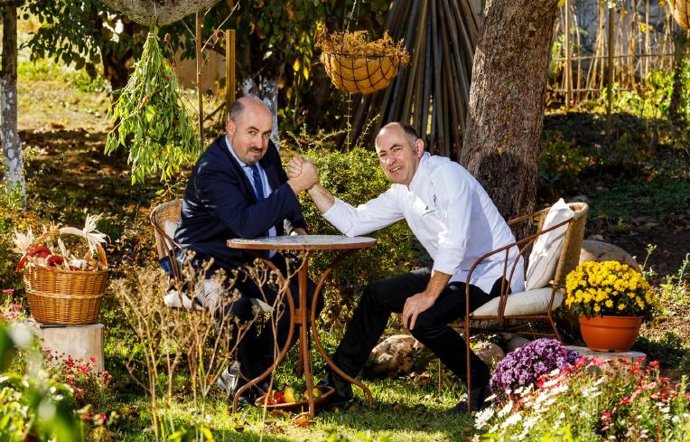 Los Hermanos Echapresto en su restaurante de 'Venta Moncalvillo'