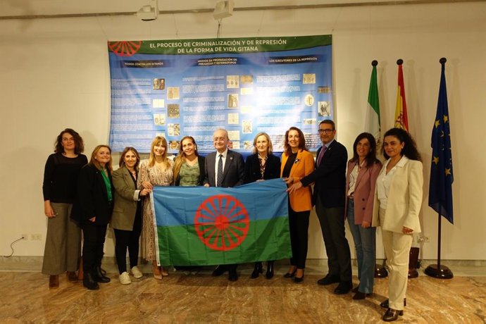 Acto de conmemoración del Día Internacional del Pueblo Gitano y a la exposición 'Historia del Pueblo Gitano' organizados por la asociación Dosta