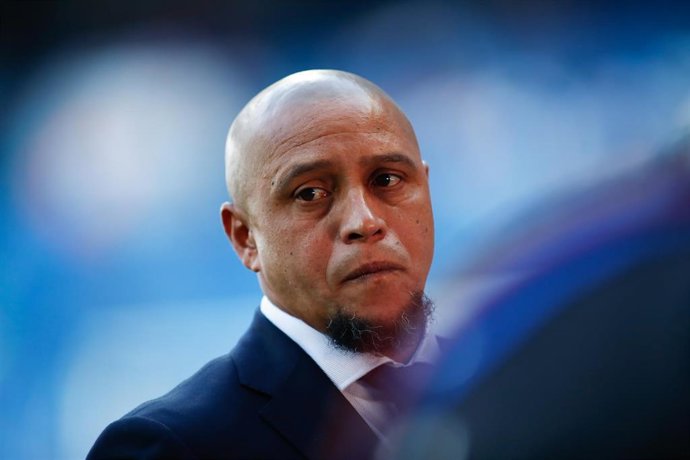 Archivo - El exfutbolista brasileño y embajador del Real Madrid Roberto Carlos, antes de un Real Madrid CF-Real Valladolid en el Santiago Bernabéu.