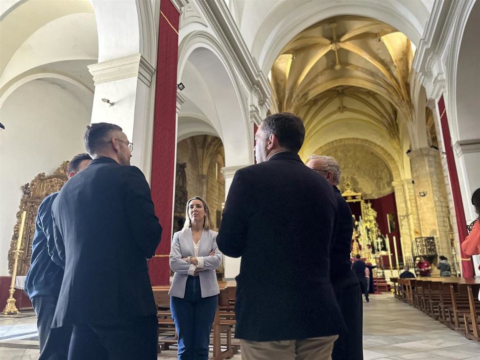 La alcaldesa visita la Iglesia de Santiago el Mayor con motivo de las obras.