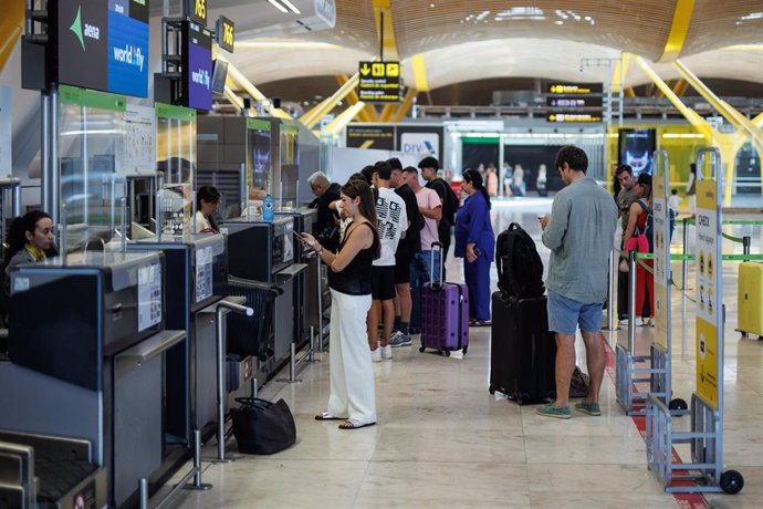 Archivo - Varias personas  en la terminal T4 del Aeropuerto Adolfo Suárez Madrid-Barajas.