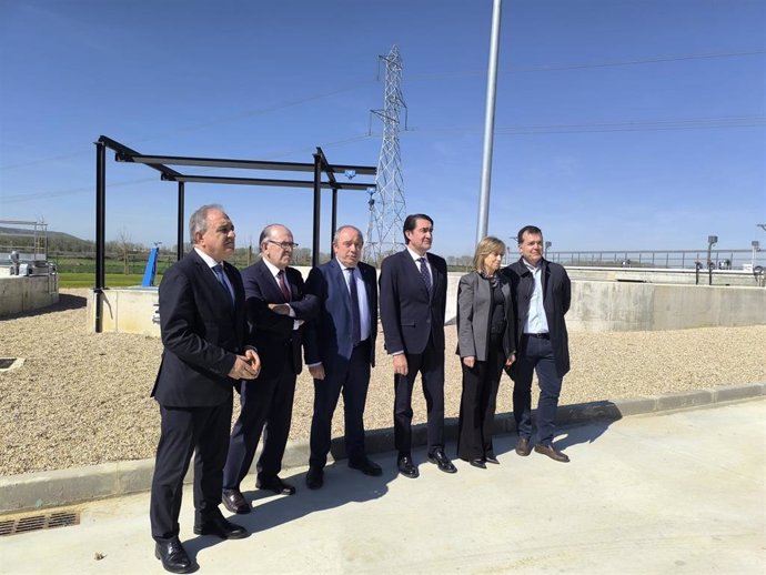 Suárez-Quiñones visita el nuevo EDAR de Grijota.