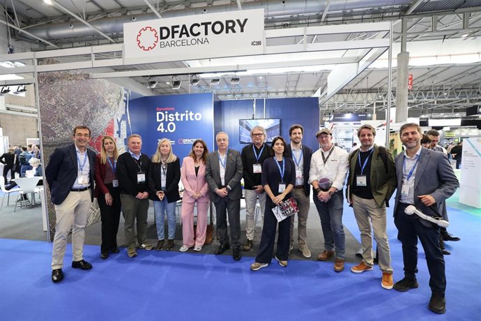 El delegado especial del Estado en el CZFB, Pere Navarro, y la directora general , Blanca Sorigué, junto a representantes de las empresas presentas en el Distrito 4.0.