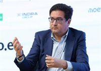 Óscar López ironiza con que "se han quedado cortos" en la encuesta que otorga 73 escaños a Ayuso