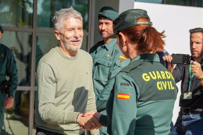 Archivo - El ministro del Interior, Fernando Grande-Marlaska saluda a una Guardia Civil de Huelva.