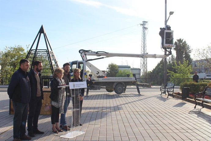 Imagen de la instalación de una de las nuevas cámaras de control del tráfico en San Juan