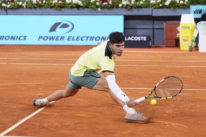Archivo - Carlos Alcaraz of Spain in action against Andrey Rublev of Russia during the Mutua Madrid Open 2024, ATP Masters 1000 and WTA 1000, tournament celebrated at Caja Magica on May 01, 2024 in Madrid, Spain.