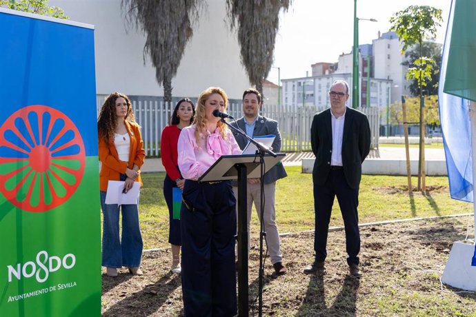 Acto institucional en el Polígono Sur para conmemorar el Día Internacional del Pueblo Gitano