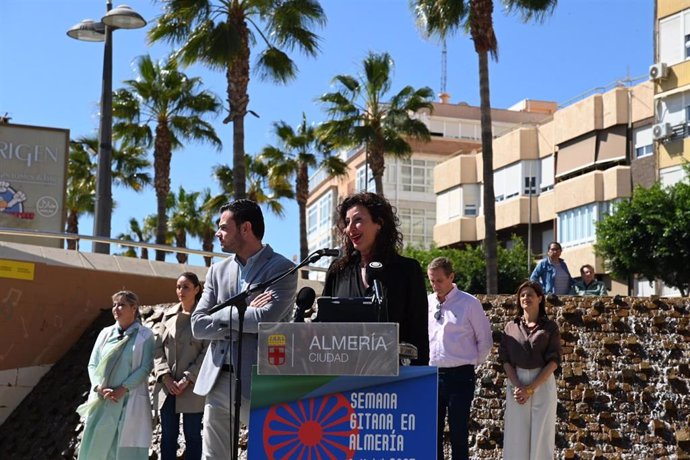 La alcaldesa de Almería, María del Mar Vázquez, durante su discurso con motivo del Día Internacional del Pueblo Gitano.