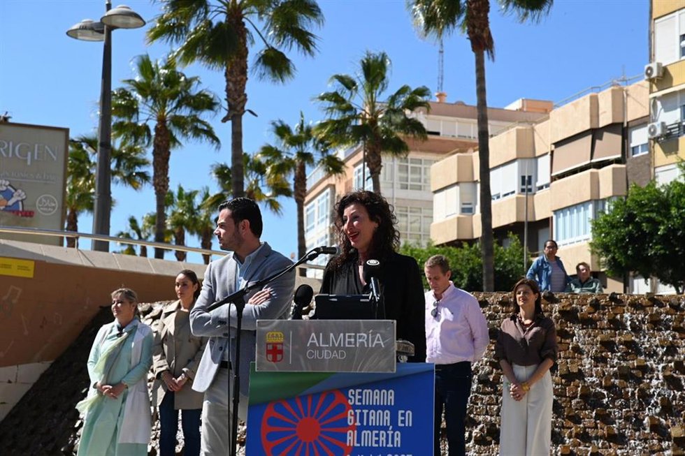 La alcaldesa de Almería, María del Mar Vázquez, durante su discurso con motivo del Día Internacional del Pueblo Gitano.