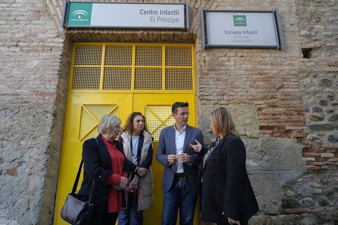 El portavoz del grupo socialista en el Ayuntamiento de Granada, Paco Cuenca, ha participado en la visita al centro El Príncipe