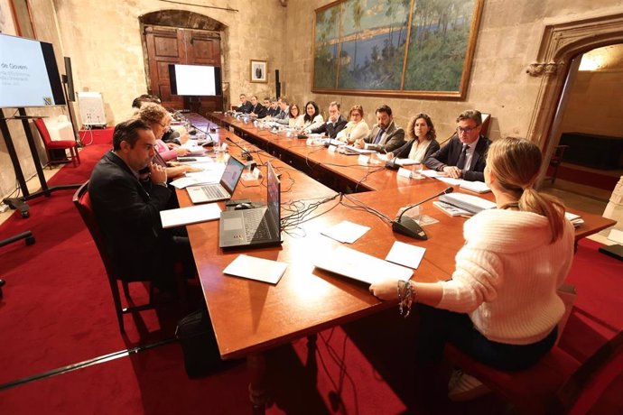 Archivo - La presidenta del Govern, Marga Prohens, asiste a una reunión, en una foto de archivo.