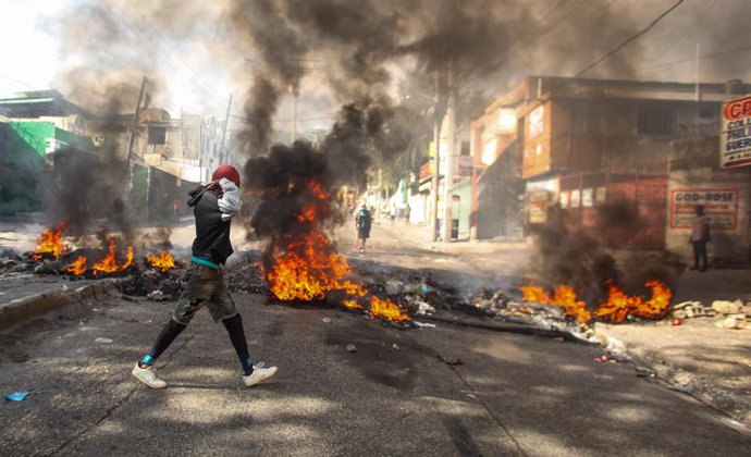 02 de abril de 2025, Haiti, Porto Príncipe: Manifestantes saem às ruas para protestar contra a insegurança e a violência das gangues em Porto Príncipe. Foto: Patrice Noel/ZUMA Press Wire/dpa
