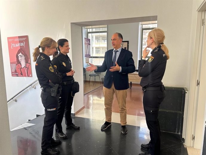 El conseller de Emergencias e Interior, Juan Carlos Valderrama, visita la Oficina de Denuncias y Asistencia a Víctimas de Violencia de Género de Alicante