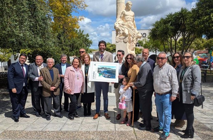 El alcalde de San José del Valle, Antonio González, en la presentación del sello de Correos en conmemoración al 30 aniversario de la independiencia del pueblo.