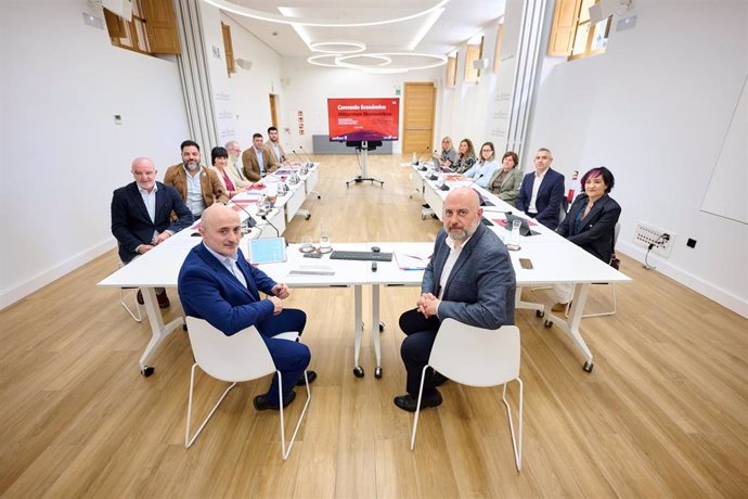El consejero de Economía y Hacienda, José Luis Arasti, y el director gerente de la Hacienda Foral de Navarra, Óscar Martínez de Bujanda, presiden la reunión de la parte navarra de la Comisión Negociadora del Convenio Económico