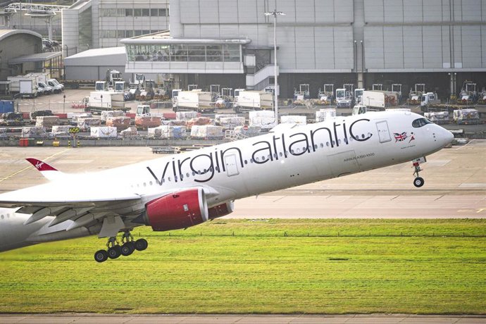 Archivo - Virgin Atlantic flight VS3 takes off synchronously with British Airways flight BA001 on parallel runways at London Heathrow Airport, heading for New York JFK to celebrate the reopening of the transatlantic travel corridor.