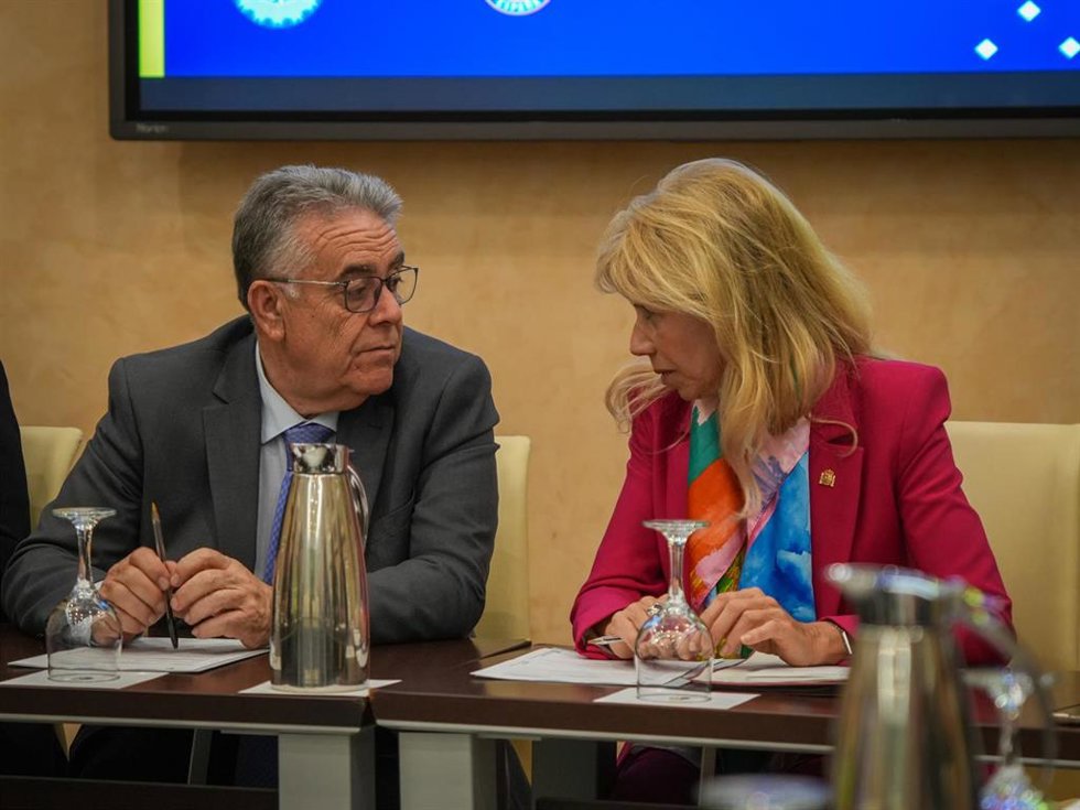 El alcalde de Almonte, Francisco Bella, y la subdelegada del Gobierno en Huelva, María José Rico, presiden la Junta Local de Seguridad del municipio.