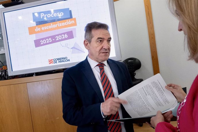 Presentación del proceso de escolarización. Luis Mallada, director general de Planificación, Centros y FP.
