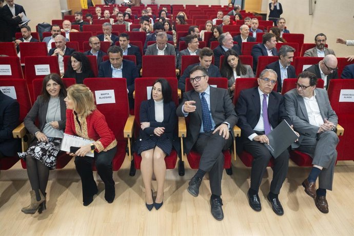 La secretària d'Estat d'Indústria, Rebeca Torró; el president de Femeval, Vicente Lauente; la presidenta de Faconauto, Marta Blázquez; durant la III Jornada d'Automoció de la Comunitat Valenciana,