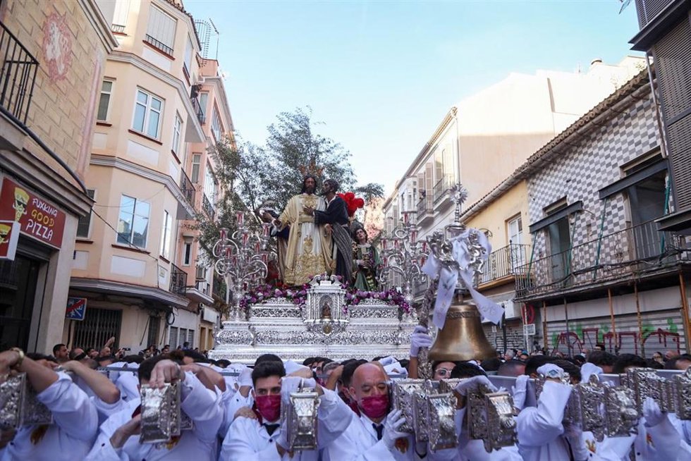 Archivo - El trono de Jesús del Prendimiento por las calles de Málaga el Domingo de Ramos. Imagen de archivo. 