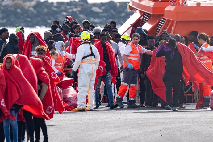 Archivo - Los servicios sanitarios atienden a migrantes llegados en cayuco a Puerto Naos, a 28 de diciembre de 2024, en Arrecife, Lanzarote, Canarias (España). 
