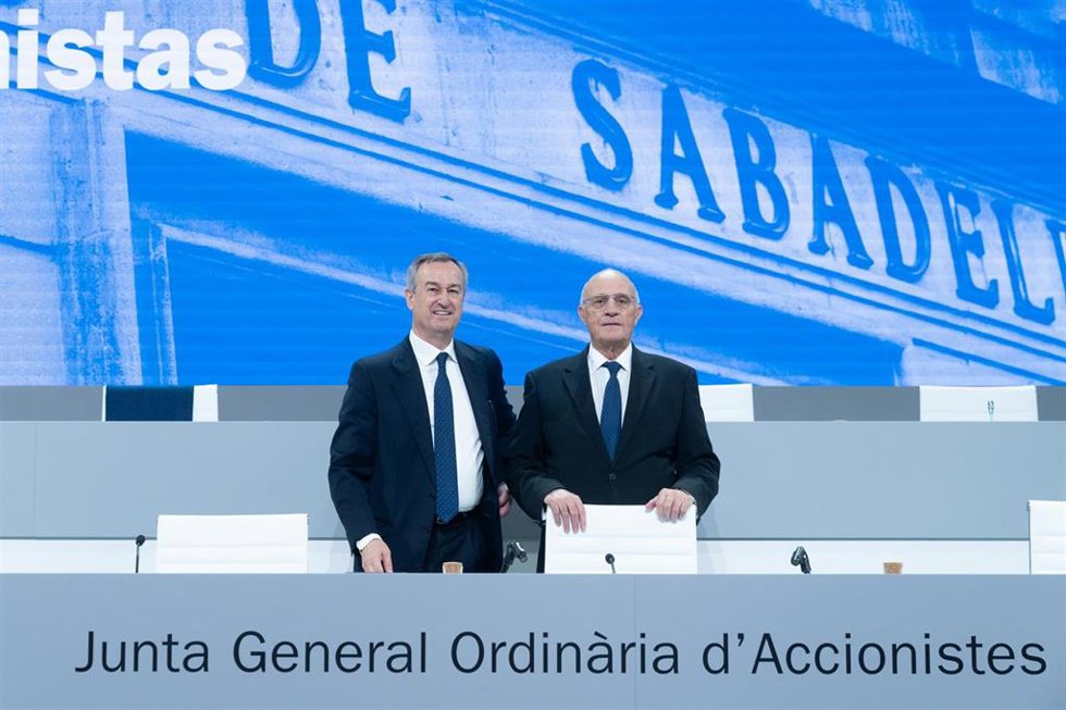 El consejero delegado de Banco Sabadell, César González-Bueno (i) y el presidente de Banco Sabadell, Josep Oliu (d), durante la junta general de accionistas del Banco Sabadell, a 20 de marzo de 2025, en Sabadell, Barcelona, Catalunya (España).