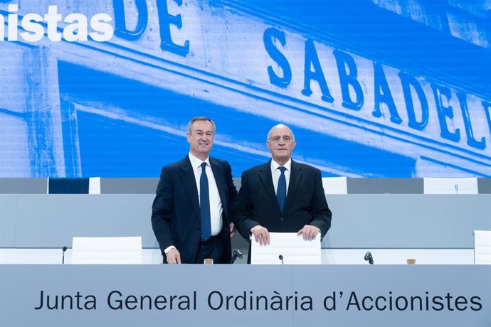 El consejero delegado de Banco Sabadell, César González-Bueno (i) y el presidente de Banco Sabadell, Josep Oliu (d), durante la junta general de accionistas del Banco Sabadell, a 20 de marzo de 2025, en Sabadell, Barcelona, Catalunya (España).