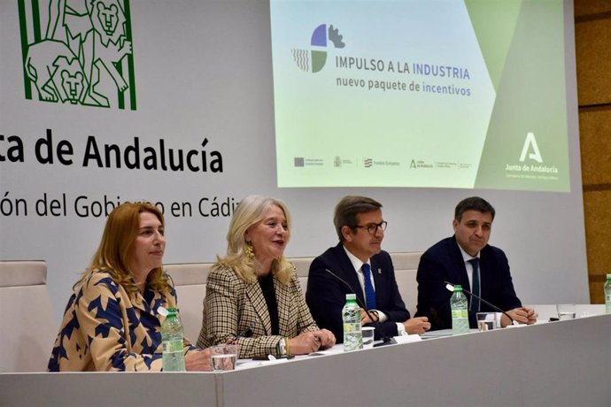 El consejero de Industria, Energía y Minas de la Junta de Andalucía, Jorge Paradela, en un acto en Cádiz con la delegada de la Junta en la provincia, Mercedes Colombo.