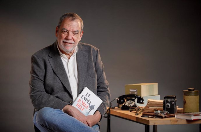 El Autor Jorge Díaz, Que Forma Parte De Carmen Mola Junto Con   Agustín Martínez Y Antonio Mercero,  Firma En Solitario La Novela 'El Espía'