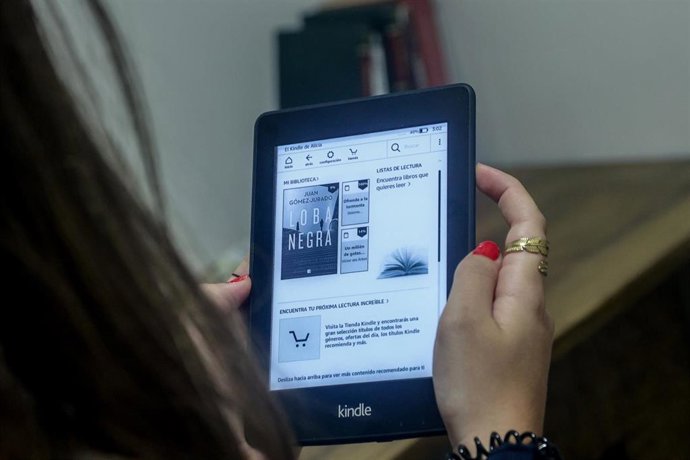 Archivo - Una persona lee en un libro digital, a 5 de abril de 2024, en Madrid (España). El libro digital ha crecido un 9% en España, hasta alcanzar los 68 millones de euros en facturación, según los datos recogidos en el Informe Anual del Libro Digital r