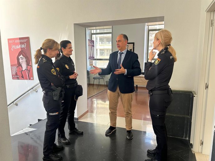 El conseller d'Emergències i Interior, Juan Carlos Valderrama, visita l'Oficina de Denúncies i Assistència a Víctimes de Violència de Gènere d'Alacant