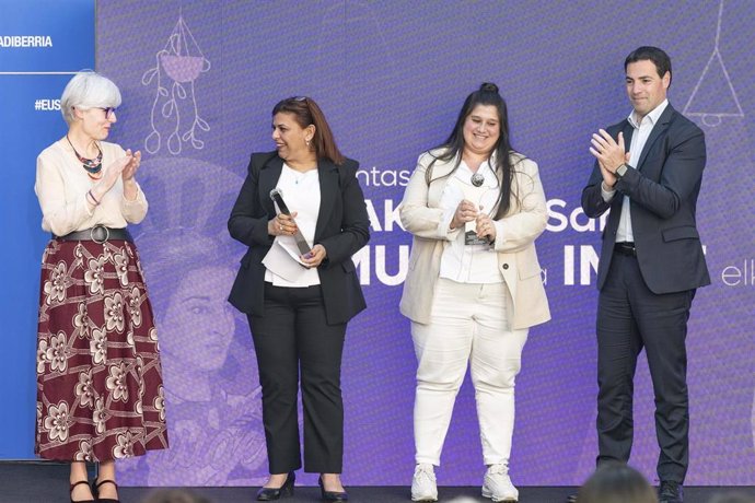 El lehendakari, Imanol Pradales, ha entregado este martes el Premio Emakunde a la Igualdad a las asociaciones IMME-Asociación para la integración de las mujeres musulmanas, y AMUGE-Asociación para la promoción y el empoderamiento de las mujeres gitanas