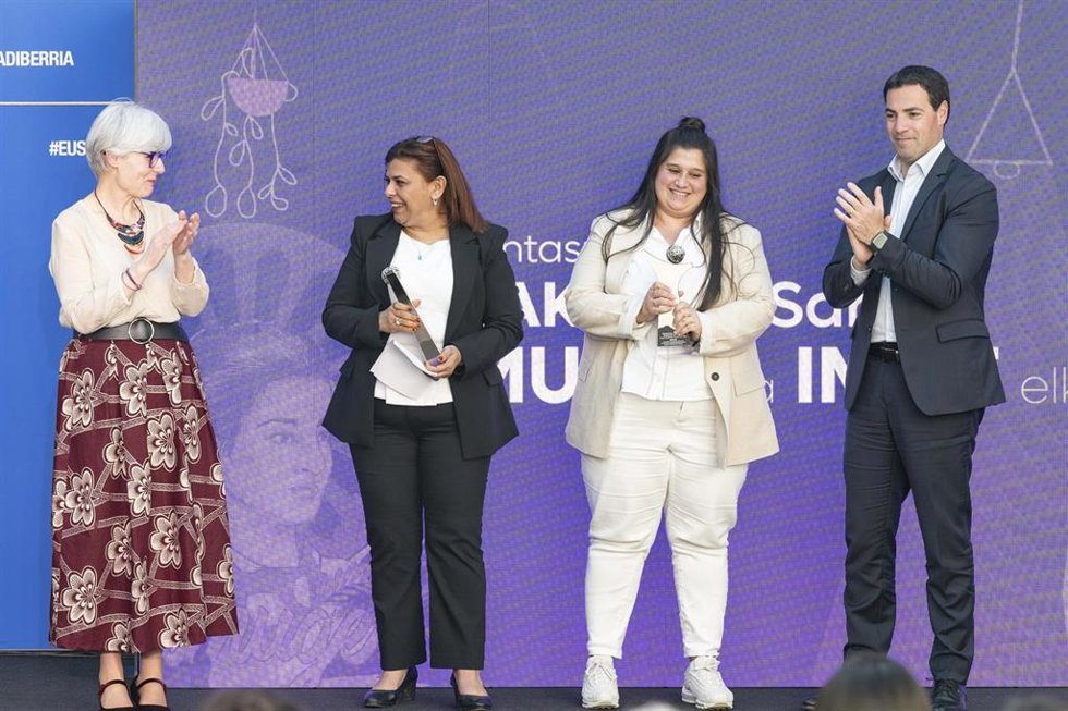 El lehendakari, Imanol Pradales, ha entregado este martes el Premio Emakunde a la Igualdad a las asociaciones IMME-Asociación para la integración de las mujeres musulmanas, y AMUGE-Asociación para la promoción y el empoderamiento de las mujeres gitanas